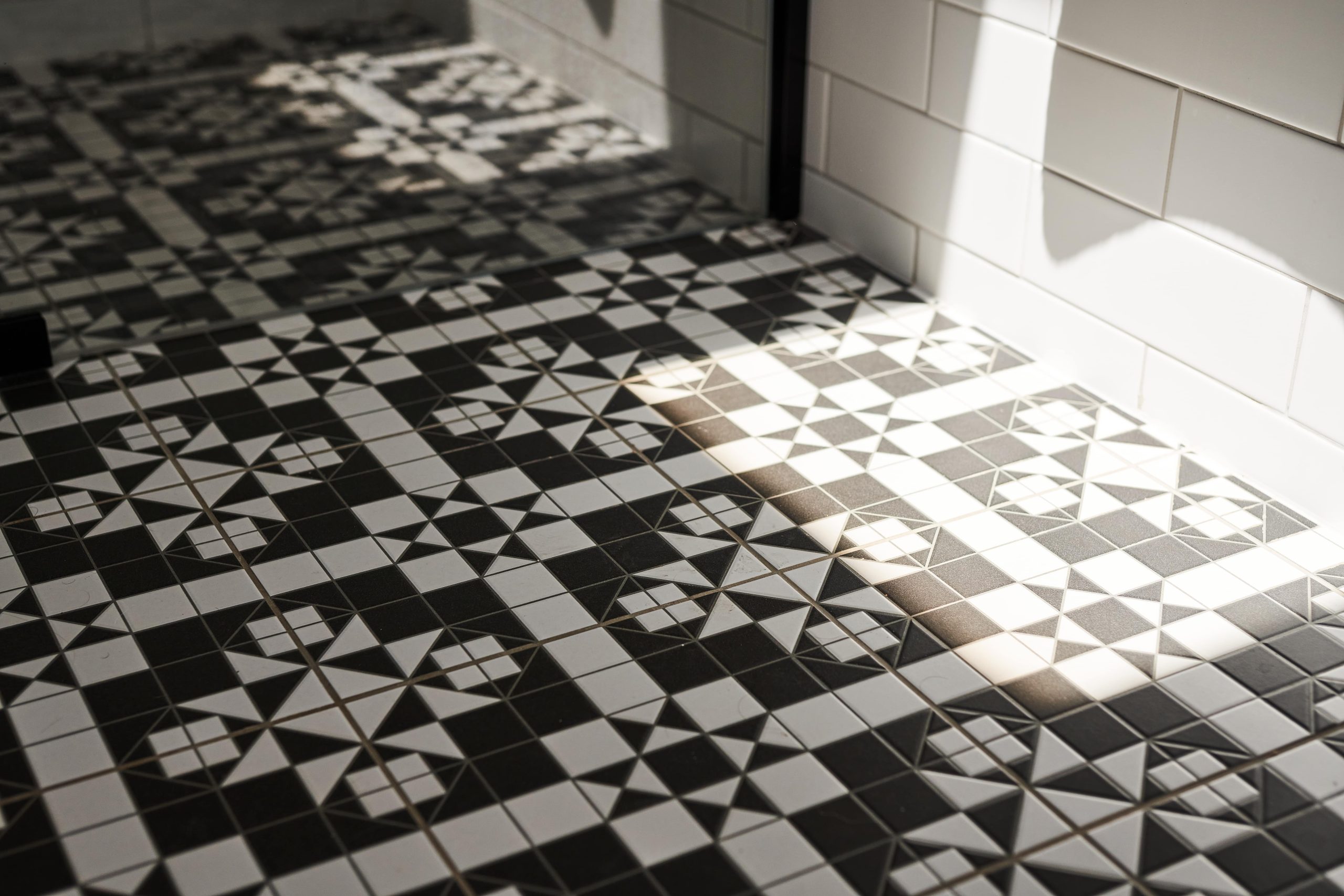 patterned bathroom floor tiles